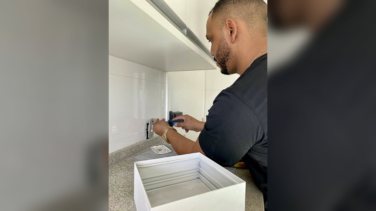 Colaborador da Bom Service ajustando uma tomada residencial