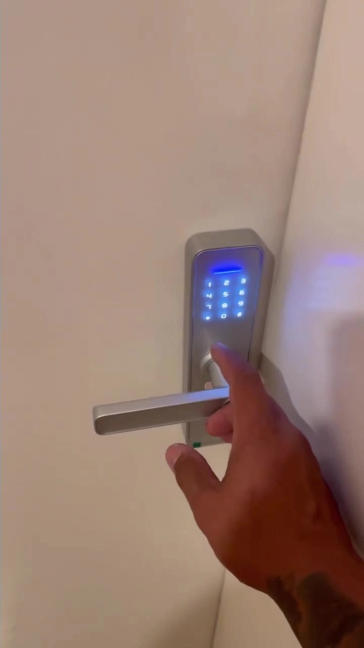 Prévia nítida da fechadura eletrônica sendo acionada na porta do apartamento