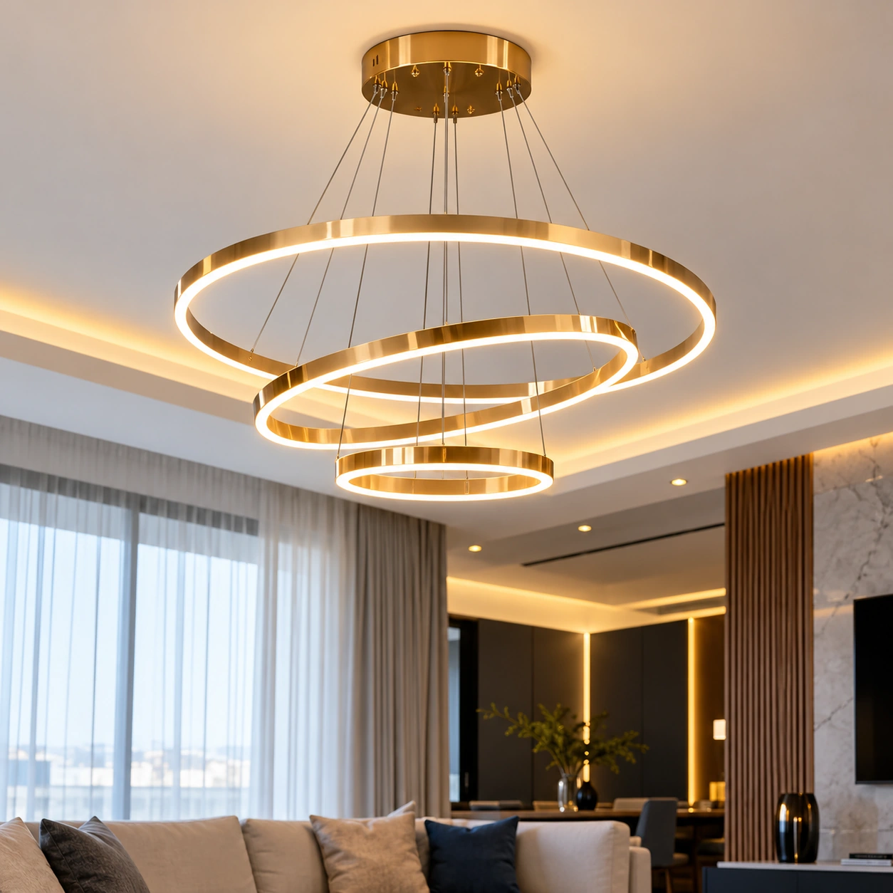 Lustre decorativo de anéis dourados instalado em uma sala contemporânea